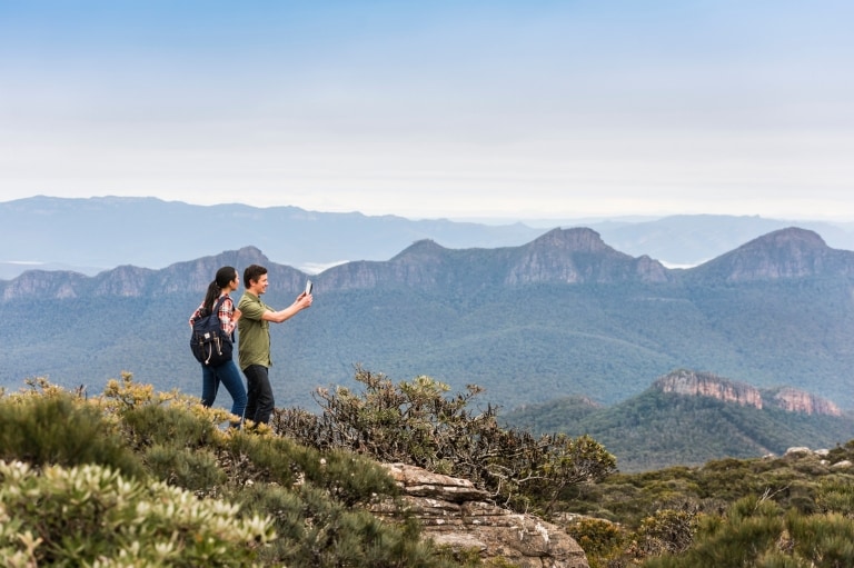 ビクトリア州、グランピアンズ国立公園、ウィリアム山(Mount William)でのアボリジニ・ガイド・ハイキング © Rob Blackburn ビクトリア州、グランピアンズ国立公園、ウィリアム山(Mount William)でのアボリジニ・ガイド・ハイキング © Rob Blackburn