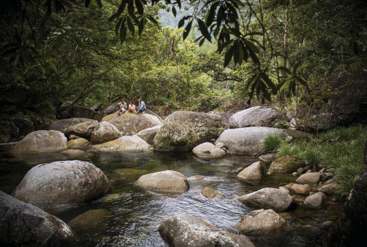 ボヤージズ・インディジネス・ツーリズム・オーストラリア、雨林の音に耳を傾ける © Tourism Australia