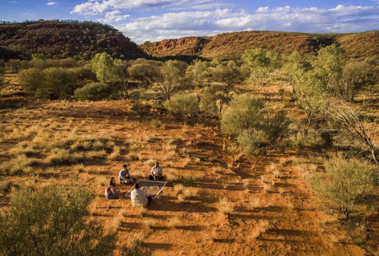 ノーザンテリトリー、ワタルカ（Watarrka）、カルーク・アボリジナル・カルチュラル・ツアー（Karrke Aboriginal Cultural Tours） © Archie Sartracom, Tourism Australia