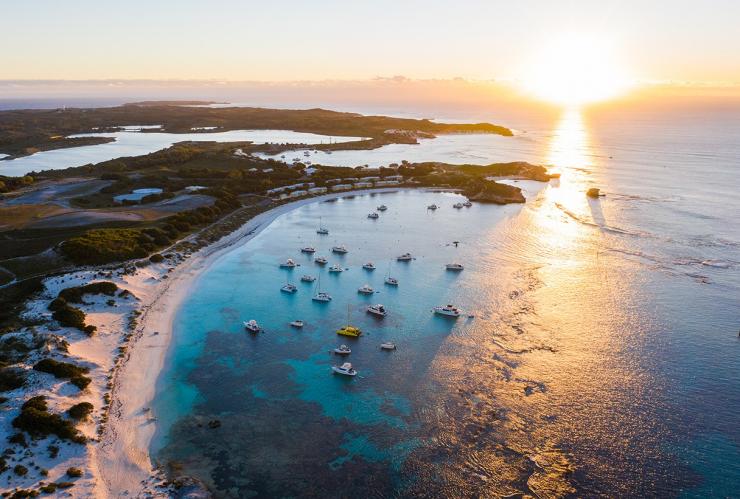 西オーストラリア州、パース、ロットネスト島の夕日の空撮写真 © Tourism Australia