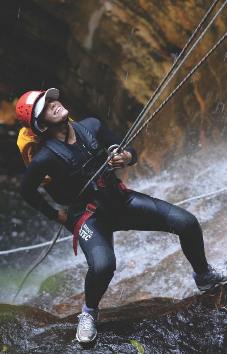 ニュー・サウス・ウェールズ州、ブルー・マウンテンズ、エンプレス・フォールズ © Jake Anderson