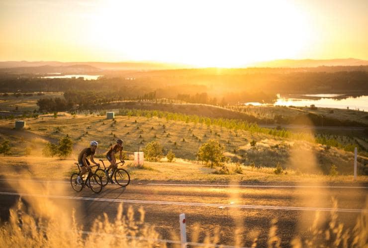 オーストラリア首都特別地域、キャンベラ、サイクリング © Damian Breach for Visit Canberra