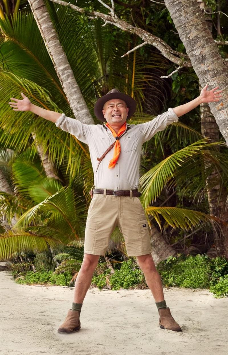 ヤシの木が茂る黄金色のビーチに立っているあばれる君 © Tourism Australia