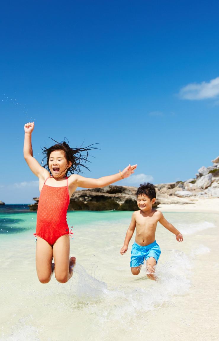 ロットネスト島のビーチで遊んでいる二人の子供 © Rottnest Island Authority