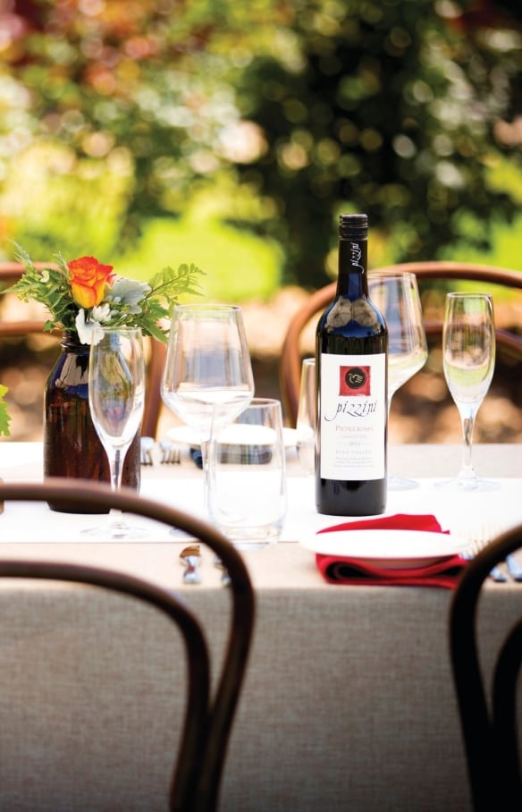 ピッツィーニ・ワインズのワインが置かれたダイニング・テーブル © Pizzini Wines