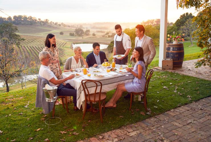 ハンター・バレー、ビストロ・モリネスの屋外で食事をする友達同士のグループ © Tourism Australia