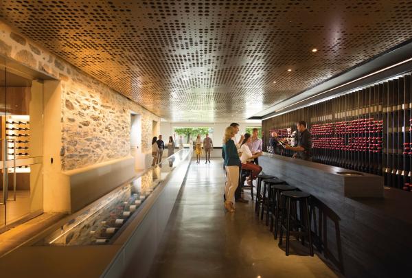 南オーストラリア州、マギル、ペンフォールズ・マギル・エステート地下室のドア © Adam Bruzzone