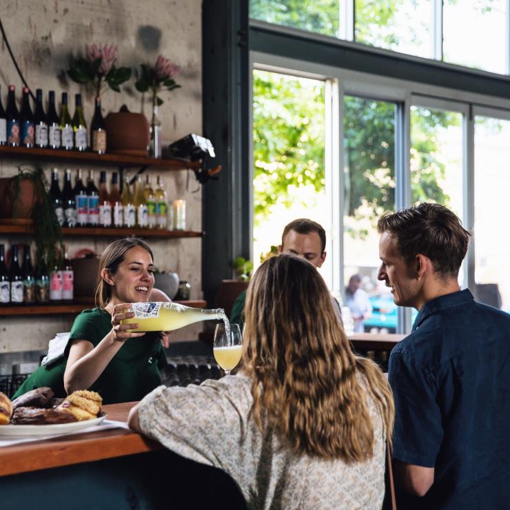 ボウデンにあるオッディオで常連客のグラスに飲み物を注ぐバーテンダー © @josiewithers/@oddiobowden