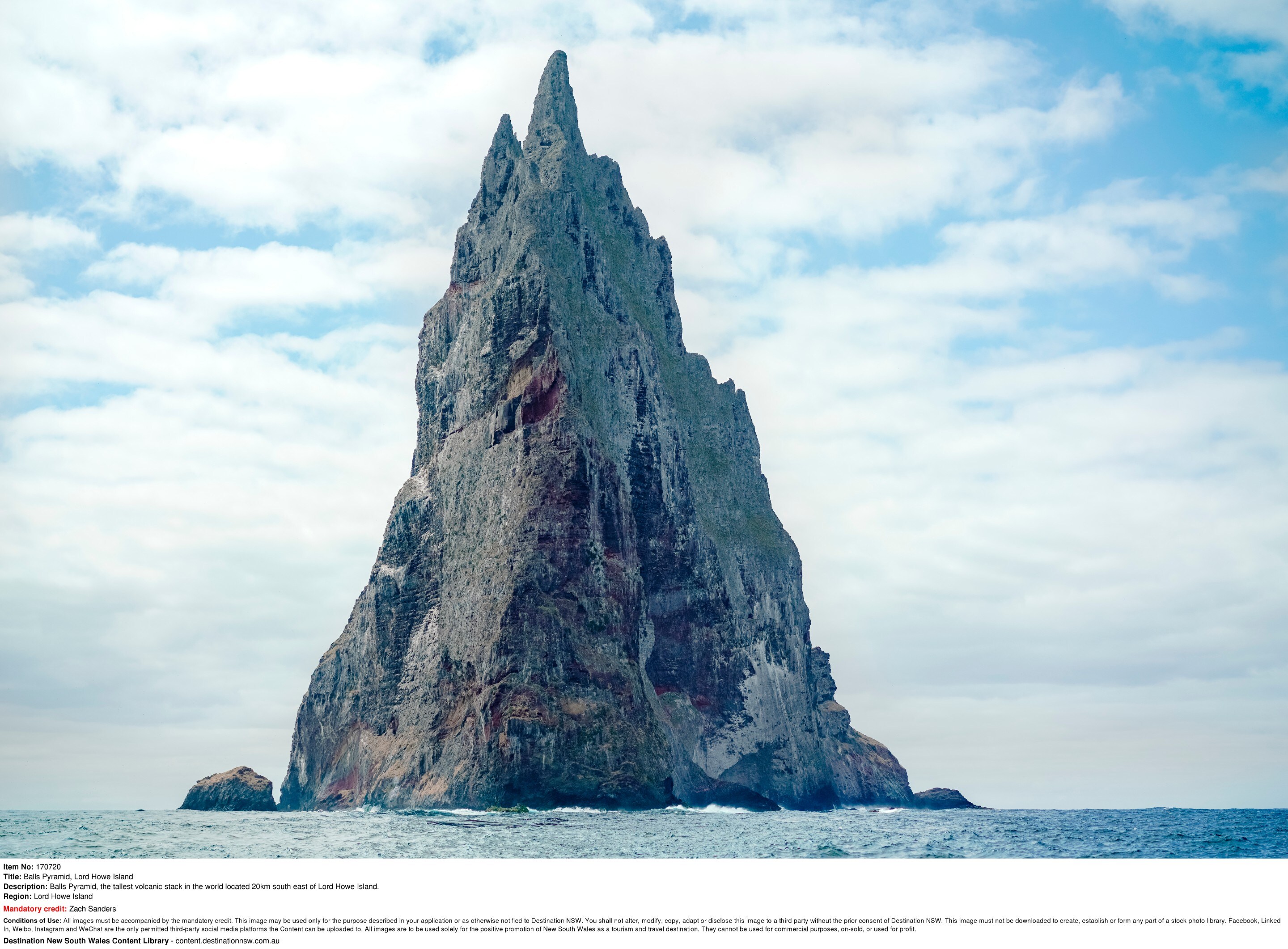  ロード・ハウ島の近くにある、ボールズ・ピラミッドの火山性岩柱 © Zach Sanders