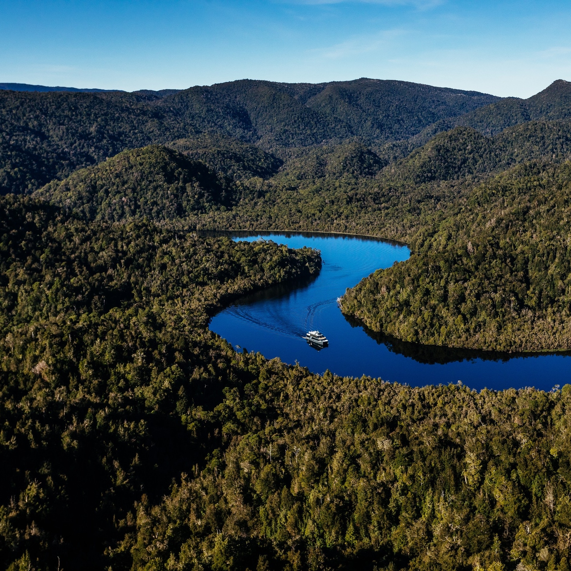  フランクリン － ゴードン・ワイルド・リバーズ国立公園でゴードン川を下るボート © Tourism Tasmania