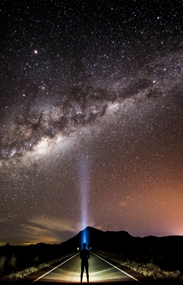 ヘッドライトを付けて天の川銀河を見上げるスターゲイザー © Tourism and Events Queensland/Sean Scott