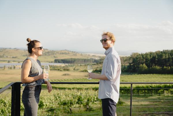 オーストラリア首都特別地域、マウント・マジュラ・ブドウ園、ネイキッド・カビー・コ © Tourism Australia