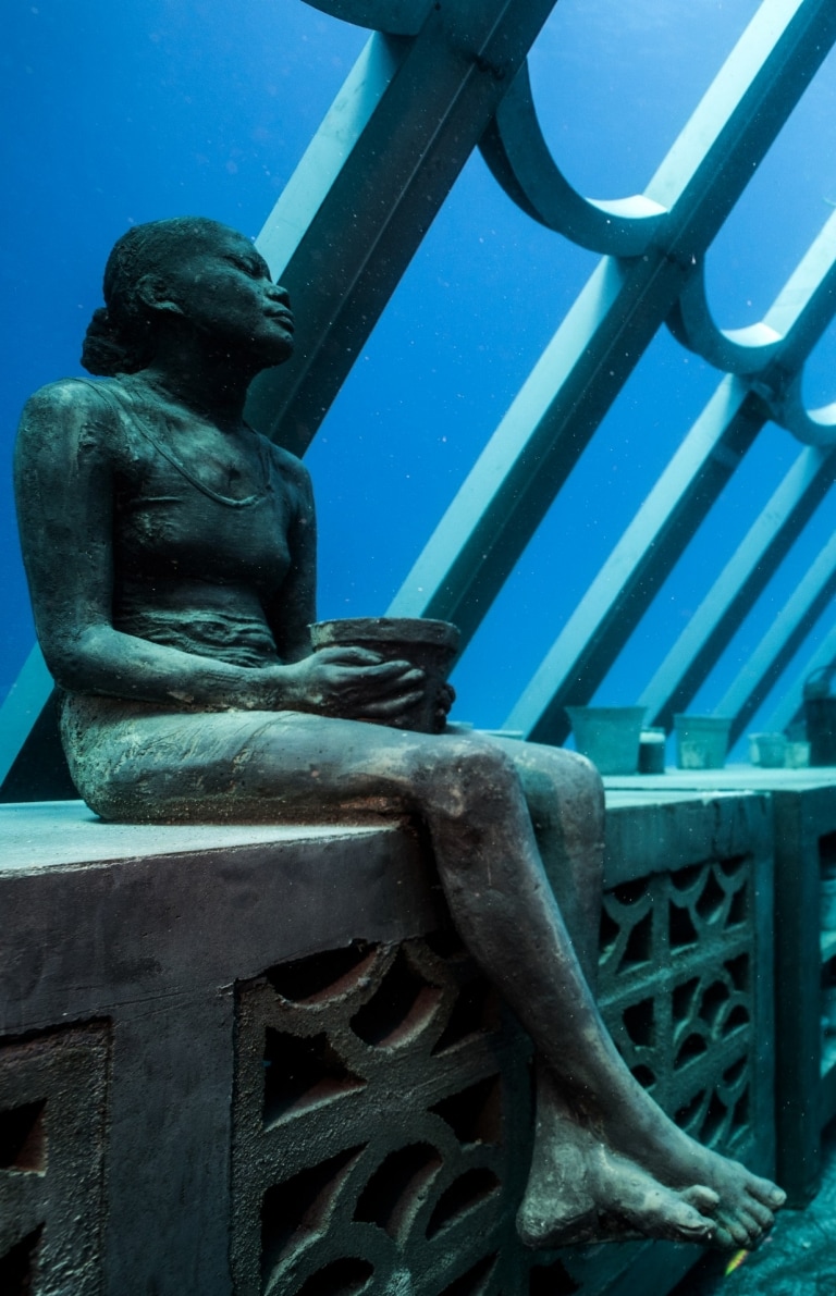 タウンズビル近郊の海中美術館にて、水中に展示されている彫刻 © Matt Curnock