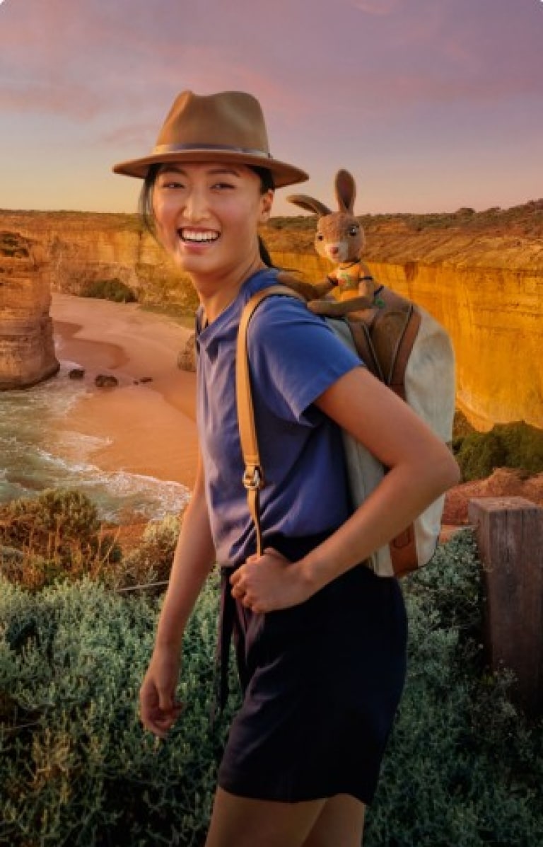 グレート・バリア・リーフでカメとともに泳ぐシュノーケリングする人々 © Tourism Australia