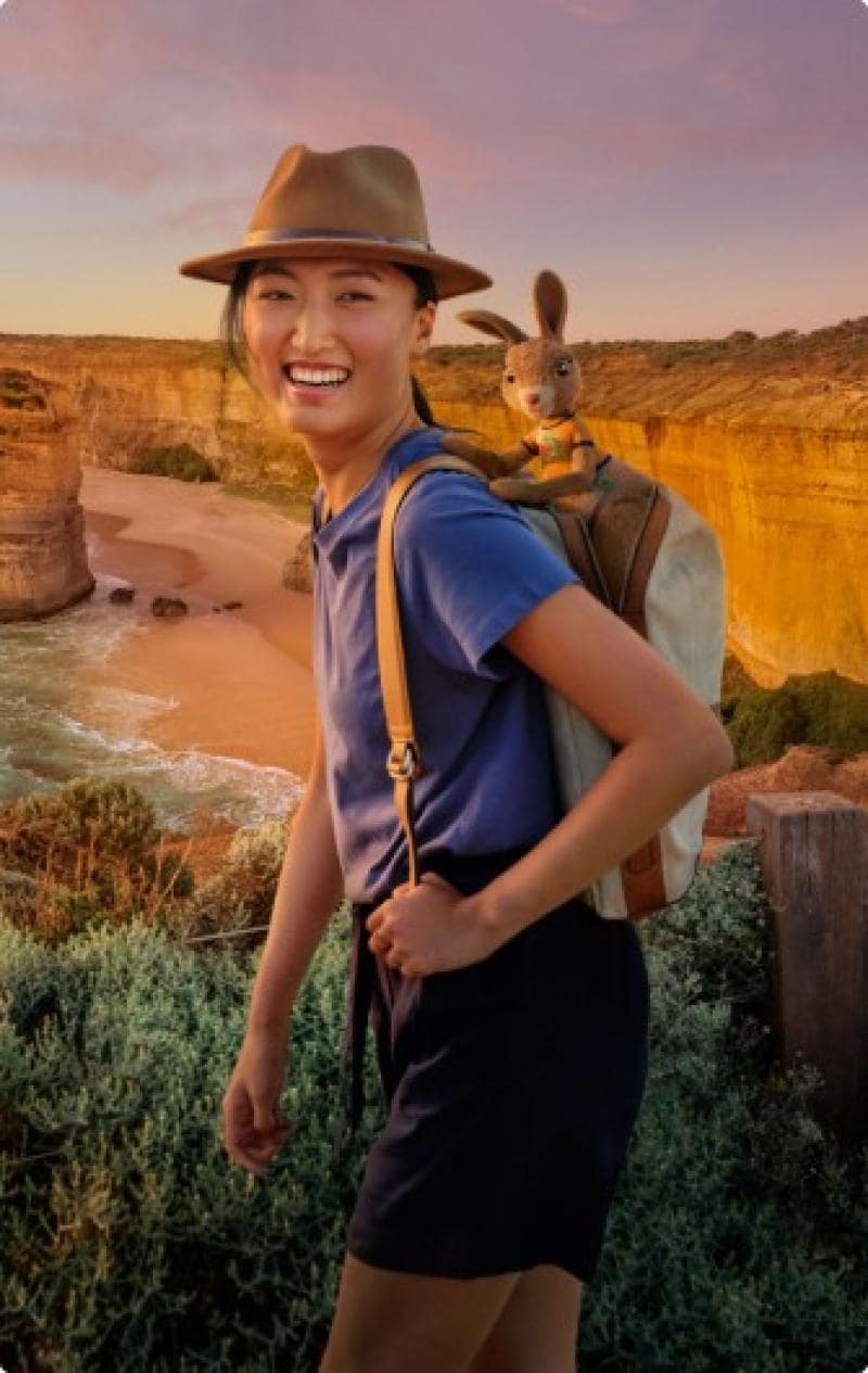 グレート・バリア・リーフでカメとともに泳ぐシュノーケリングする人々 © Tourism Australia