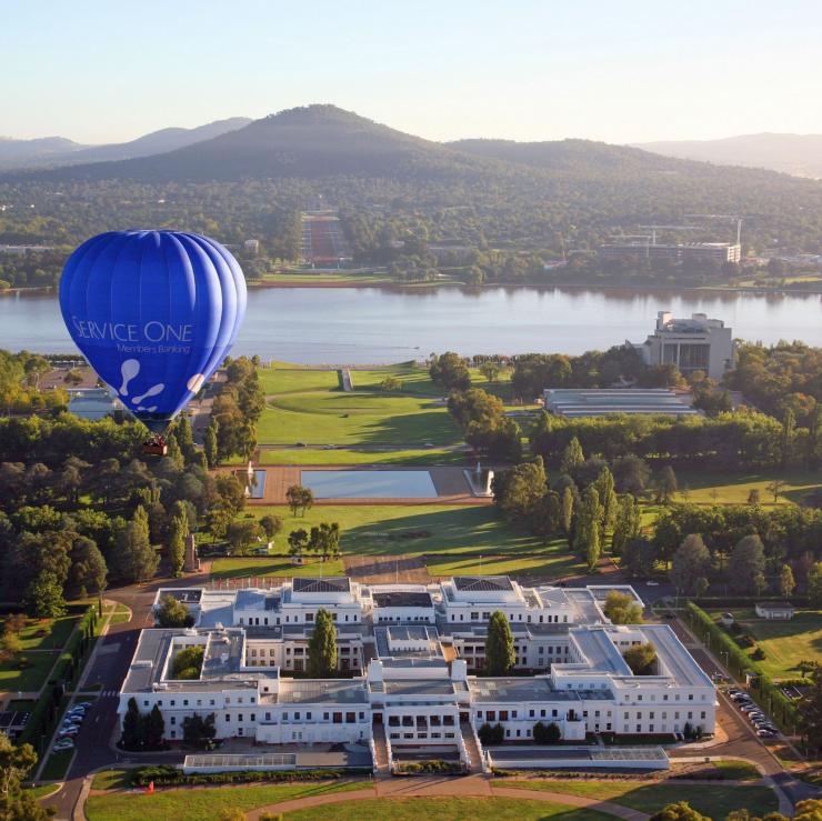 オーストラリア首都特別地域、キャンベラ上空を熱気球で飛ぶ © Tourism Australia