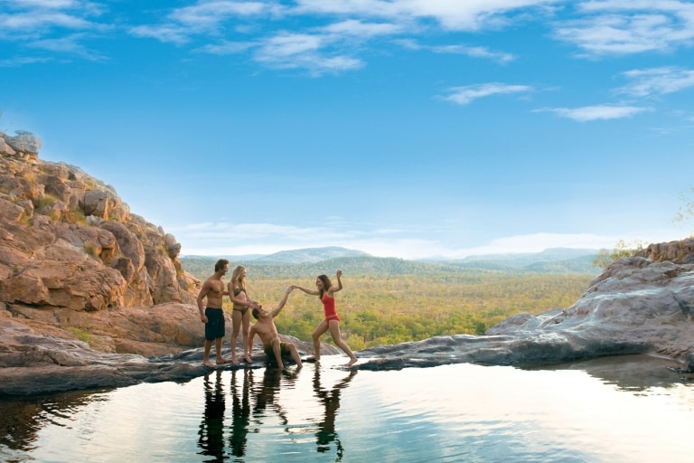 ノーザンテリトリー、カカドゥ国立公園（Kakadu National Park）、ガンロム滝（Gunlom Falls）© Tourism NT