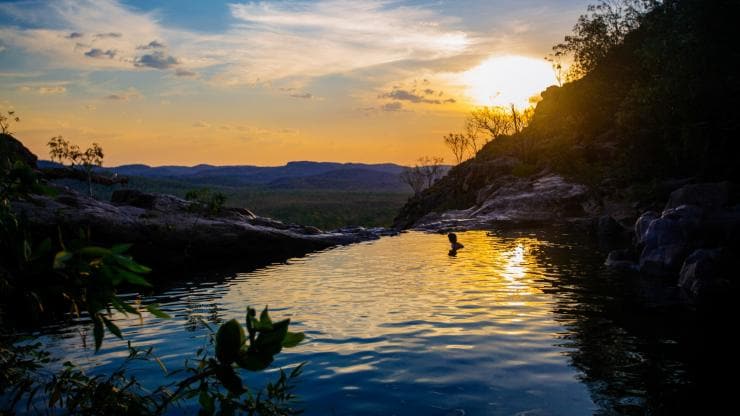 ノーザンテリトリー、カカドゥ国立公園（Kakadu National Park）、ガンロム滝（Gunlom Falls）、ガンロム・プランジ・プール（Gunlom Plunge Pool）© Tourism NT