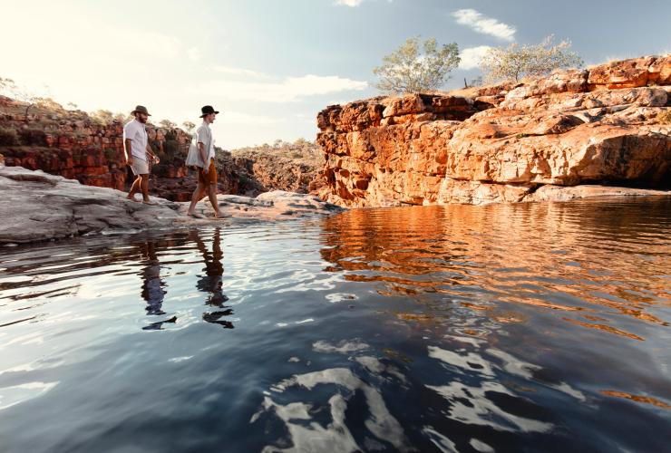 西オーストラリア州、キンバリー、ウナーミン・ミリワンディ山脈自然保護区のベル渓谷を進むハイカー © Tourism Western Australia