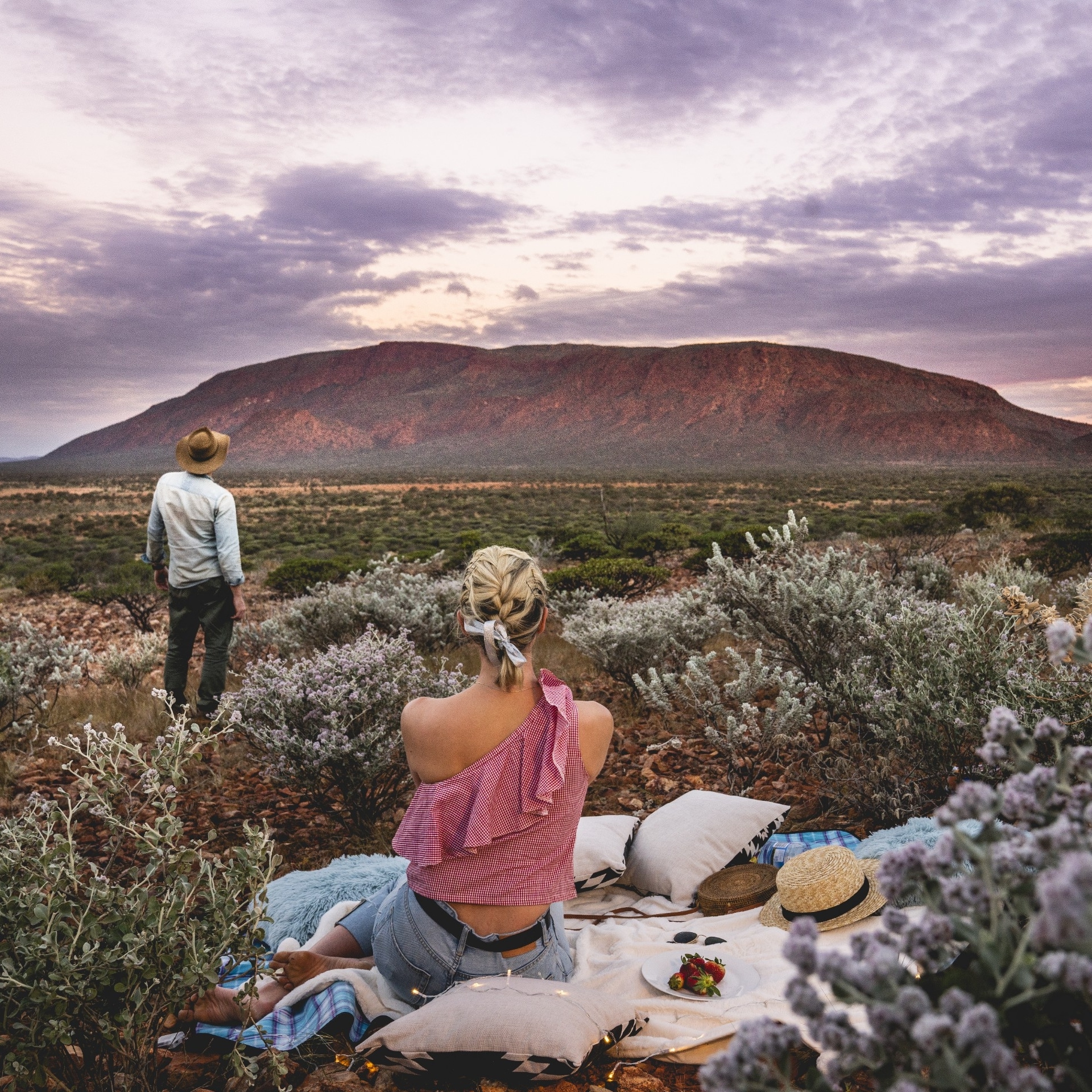オーガスタス山の景色を眺めながらピクニックを楽しむカップル © Australia’s Golden Outback