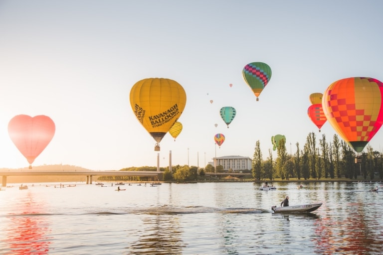 オーストラリア首都特別地域、キャンベラ、バーリー・グリフィン湖上空を飛ぶ熱気球 © EventsACT