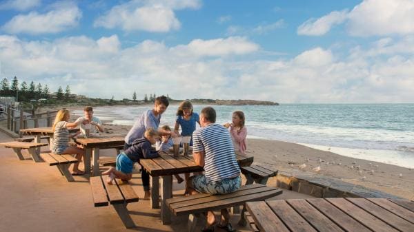 南オーストラリア州、ポート・エリオット・ビーチ、フライング・フィッシュ・カフェ © Adam Bruzzone, South Australian Tourism Commission