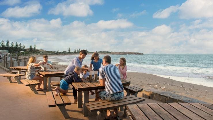 南オーストラリア州、ポート・エリオット・ビーチ、フライング・フィッシュ・カフェ © Adam Bruzzone, South Australian Tourism Commission