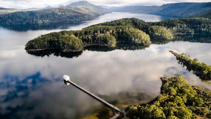 タスマニア州、セント・クレア湖（Lake St Clair）、パンプハウス・ポイント（Pumphouse Point）© Tourism Tasmania