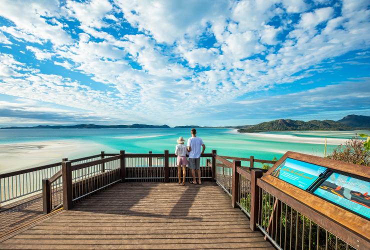 ウィットサンデー諸島でヒルインレットを見ているカップル © Tourism and Events Queensland