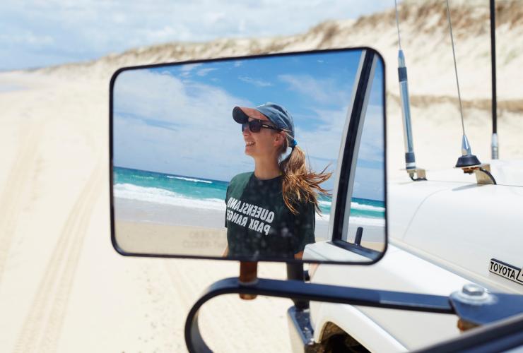 クイーンズランド州、モートン島、4WD車でビーチドライブ © Tourism Australia