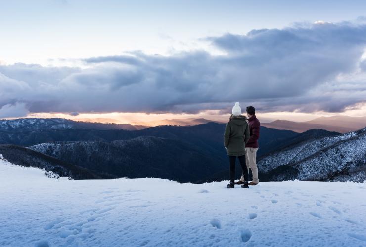 ビクトリア州、ハイ・カントリー、ホーサム山に立つカップル © Robert Blackburn 2016
