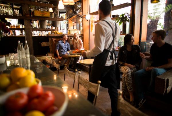 オーストラリア首都特別地域、キャンベラ、モカン・アンド・グリーン・グラウト・カフェ（Mocan and Green Grout Cafe）© Tourism Australia