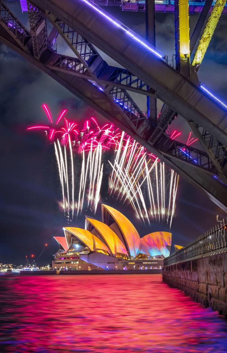 비비드 시드니 기간 중 무지갯빛 조명으로 장식된 하버 시티를 공중에서 내려다본 모습, 시드니, 뉴사우스웨일스 © 뉴사우스웨일스주 관광청