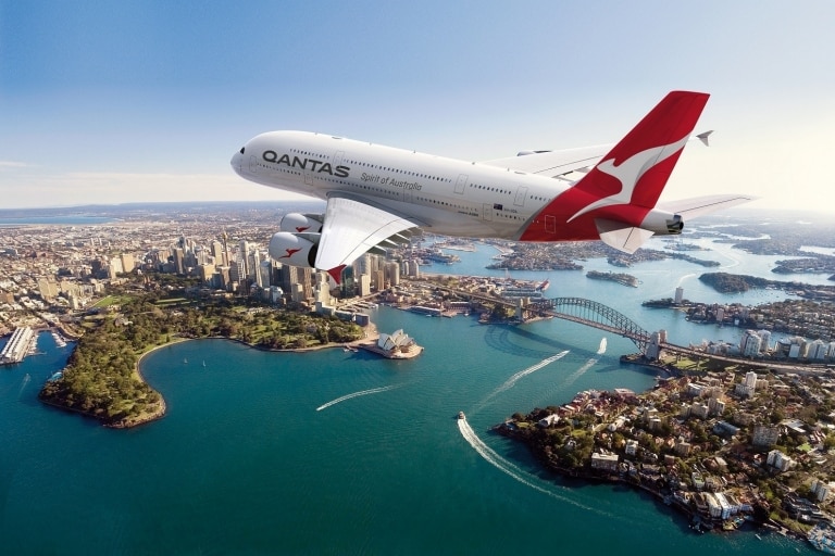 시드니 하버 위를 나는 콴타스 비행기, 시드니, 뉴사우스웨일스 © 콴타스 항공