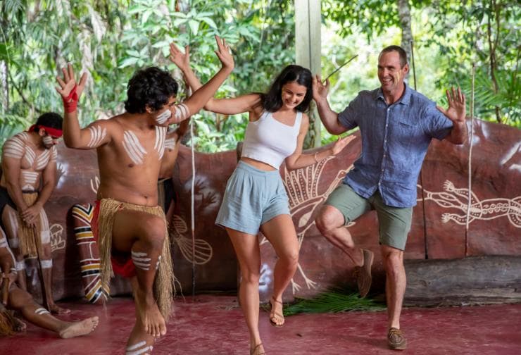 파마기리 원주민 체험을 하는 커플 © 퀸즐랜드주 관광청