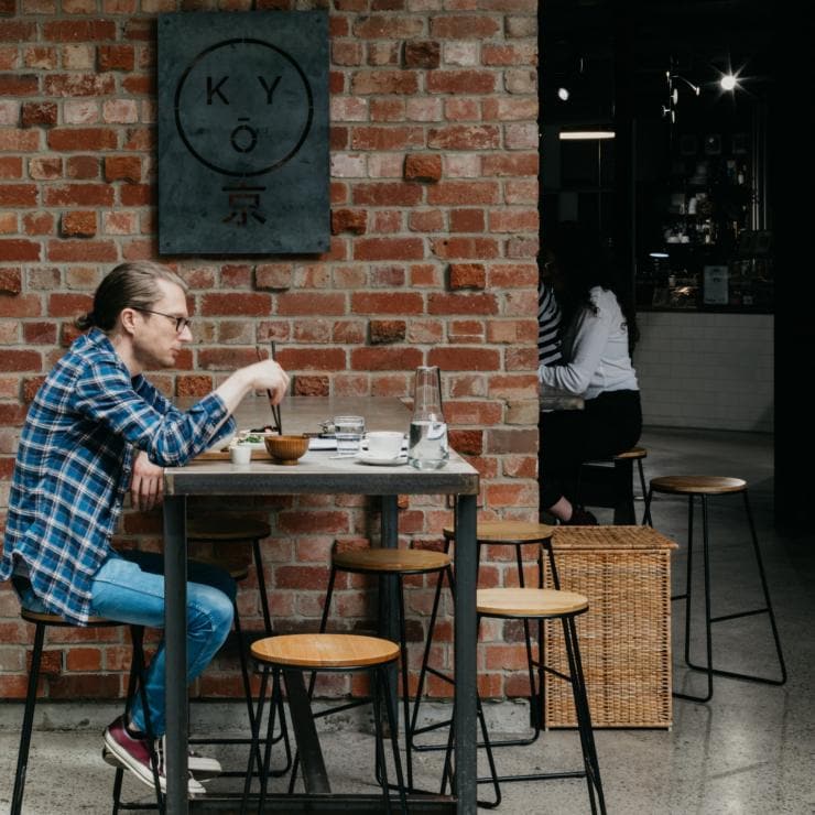 쿄 커피 프로젝트의 안뜰에 앉아 있는 사람, 캔버라, 호주 수도 특별구 © 캔버라 관광청