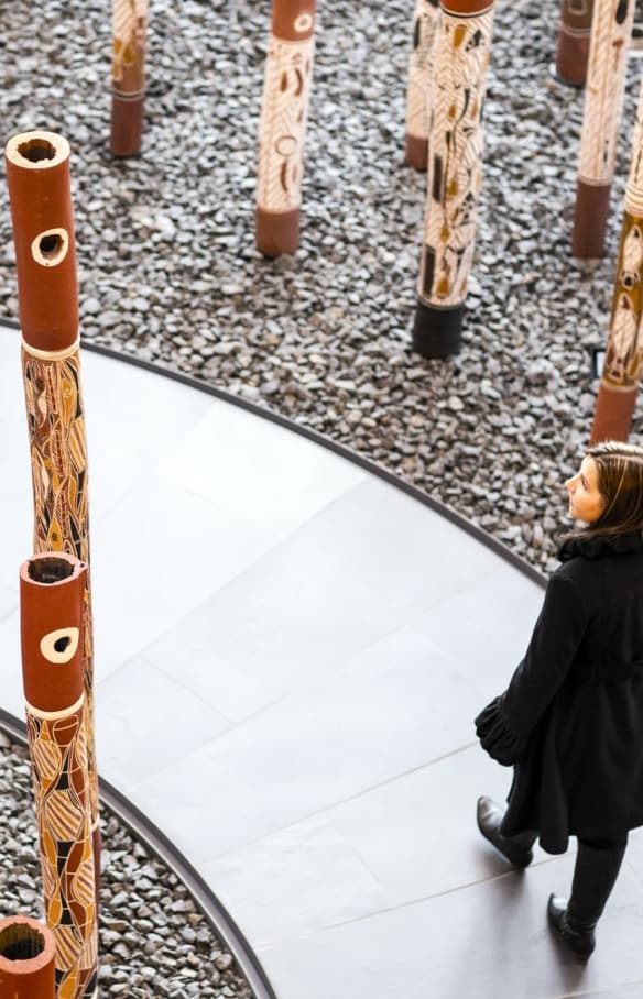 캔버라의 호주 국립 미술관에서 걷고 있는 여성 © 캔버라 관광청