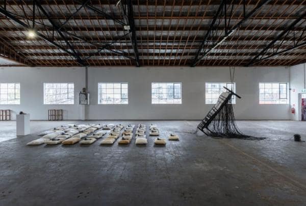 그라우 프로젝트에 예술가 핌피사 틴팔릿(Pimpisa Tinpalit)이 제작한 침묵 #1.5 시리즈 전시품, 멜버른 © 그라우 프로젝트