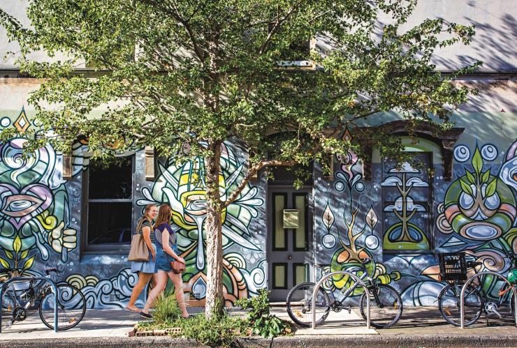 필립 스트리트에 그려진 길거리 미술을 지나는 여성들, 뉴타운, 시드니, 뉴사우스웨일스 © 뉴사우스웨일스주 관광청