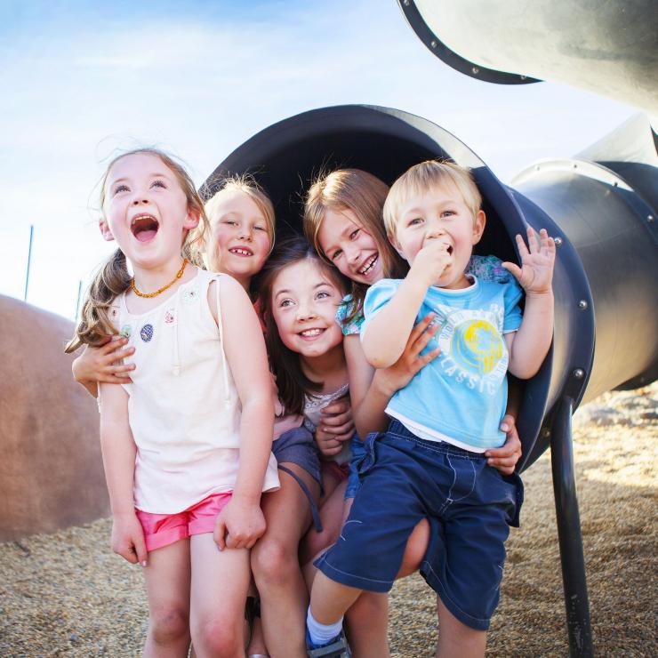국립 수목원의 포드 플레이그라운드에서 즐거운 시간을 보내고 있는 어린이들 © 캔버라 관광청