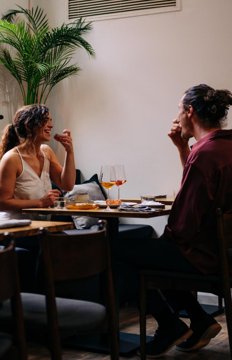 호바트의 디어 메이커 레스토랑에서 식사하고 있는 커플 © 오스본 이미지스