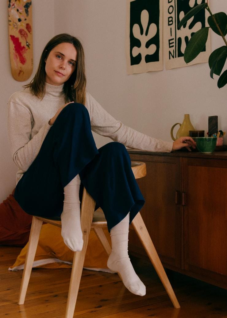 멜번의 베지 스레즈가 만든 라운지웨어를 입고 편안하게 앉아 있는 여성 © 타네 메이링(Tané Meiring)