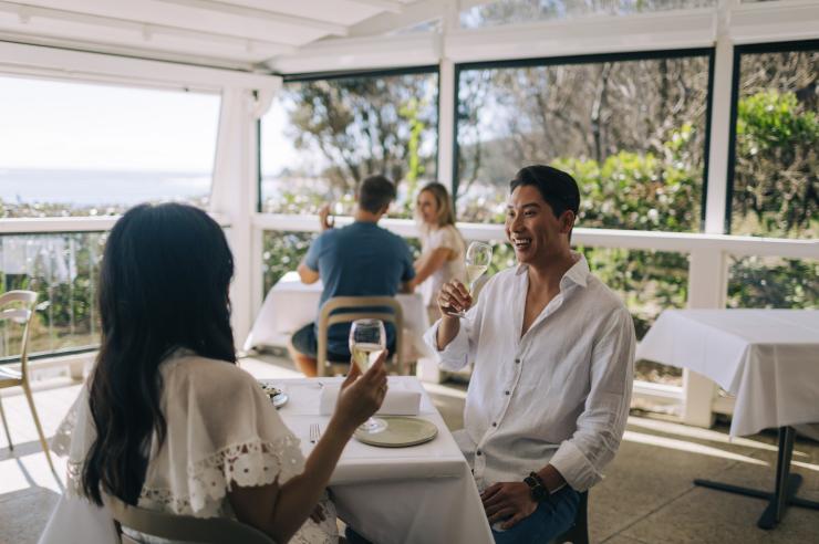 비치 바이런 베이 레스토랑, 바이런 베이, 뉴사우스웨일스 © 뉴사우스웨일스주 관광청 비치 바이런 베이 레스토랑, 바이런 베이, 뉴사우스웨일스 © 뉴사우스웨일스주 관광청