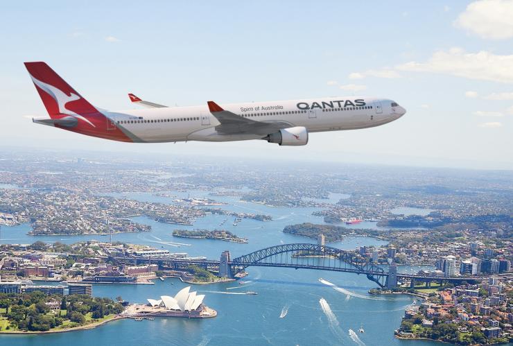 Máy bay Qantas A330 bay qua Cảng Sydney, Sydney, NSW © Qantas