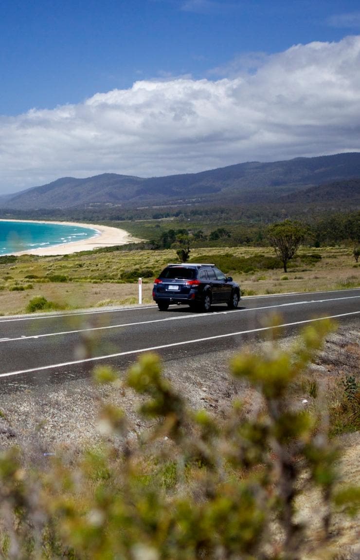 Lái xe trên con đường ven biển tại Khu bảo tồn bãi biển Lagoons © Pete Harmsen/Tourism Tasmania