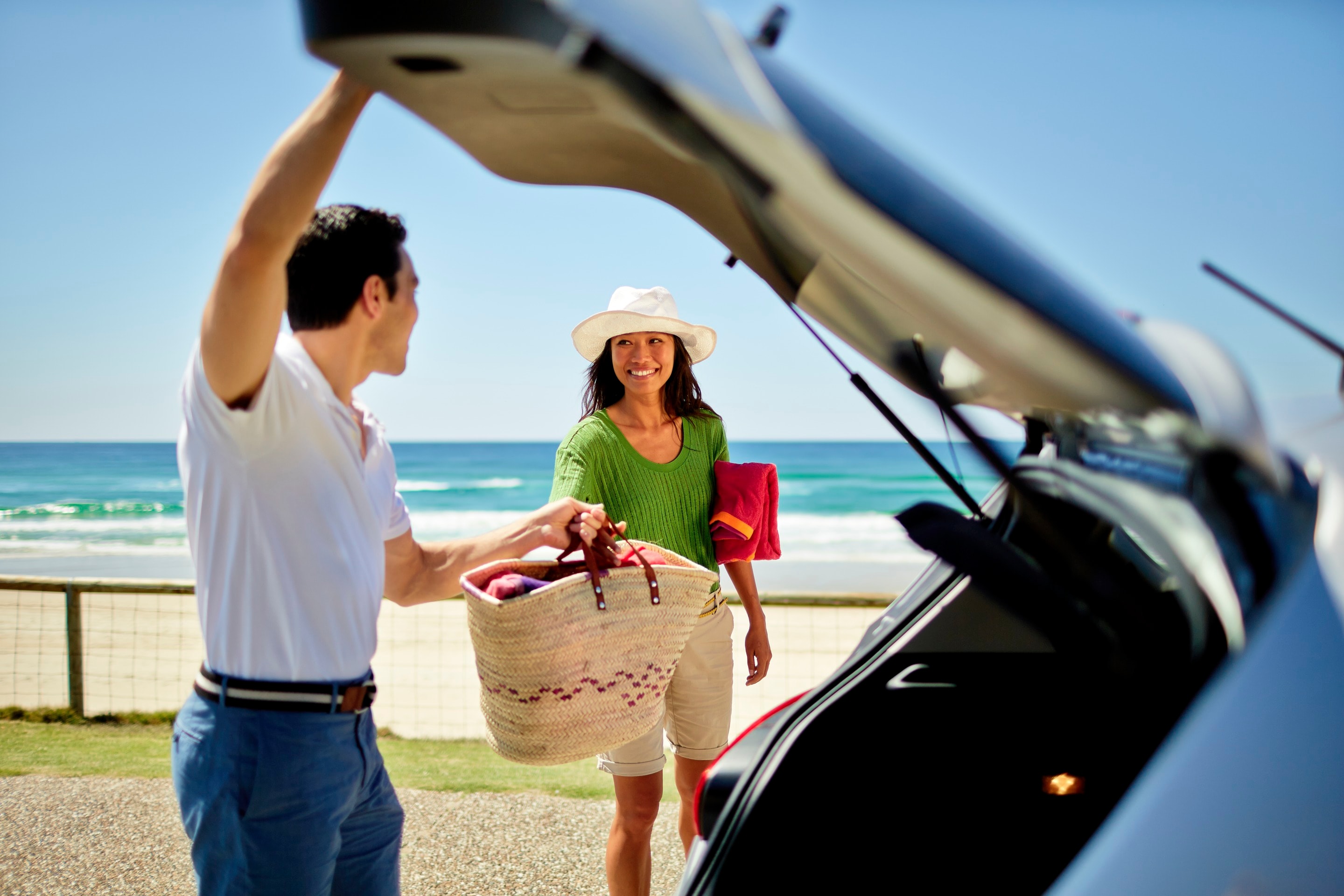  Couple unpacking the car at Main Beach on the Gold Coast © Tourism Australia