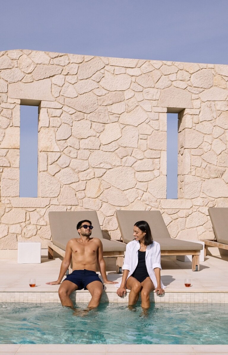 Một cặp đôi đang thư giãn bên hồ bơi tại Khu nghỉ dưỡng Southern Ocean Lodge, Đảo Kangaroo, Tiểu bang Nam Úc © South Australian Tourism Commission