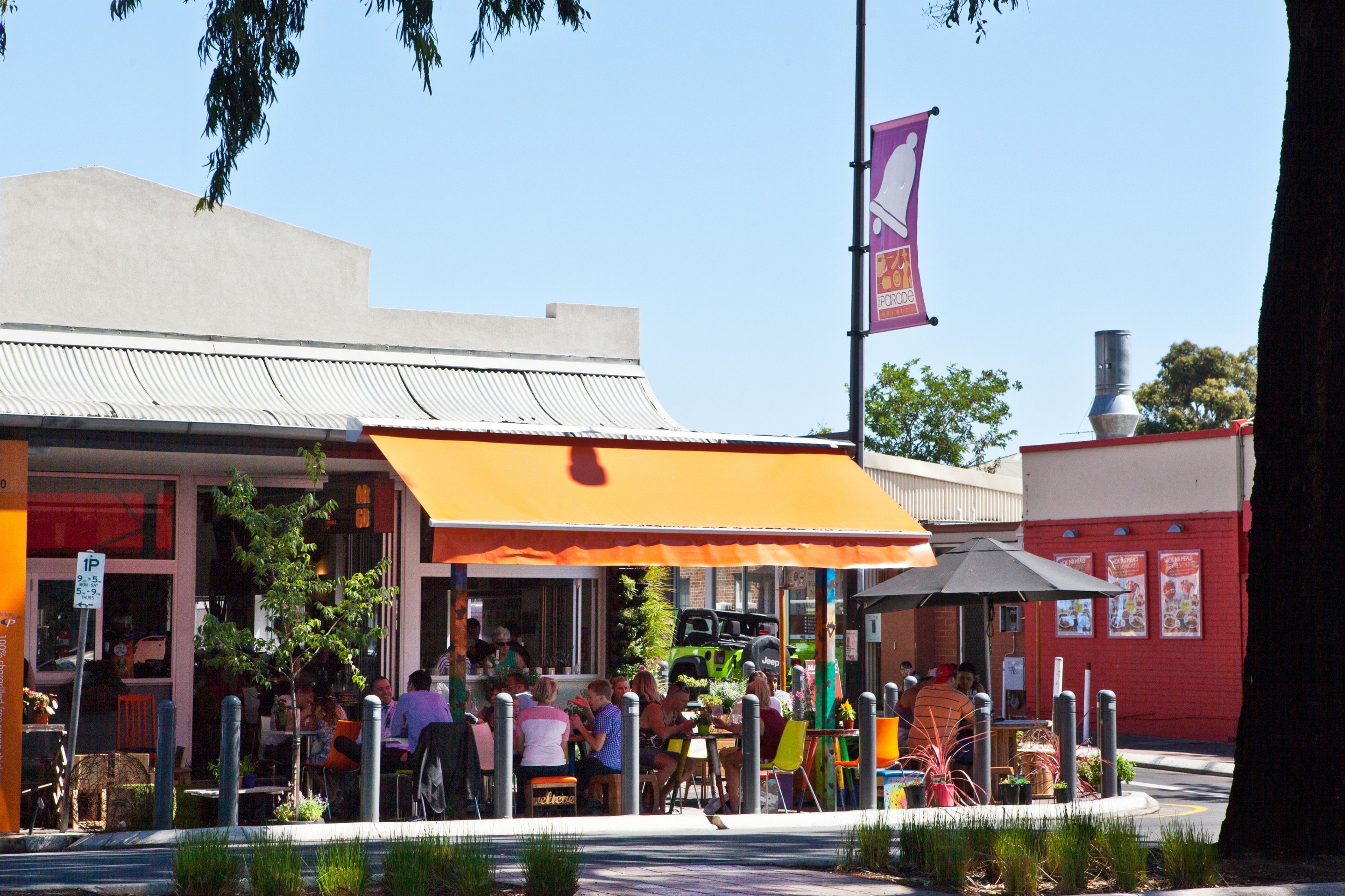  Outdoor seating at Argo on the Parade in Norwood © South Australian Tourism Commission