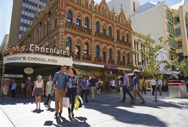 Couple shopping at Rundle Mall in Adelaide © Adam Bruzzone