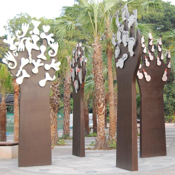 Reading the Palm Trees sculpture, Darwin, Northern Territory © Darwin Waterfront Corporation, Dadang Christanto